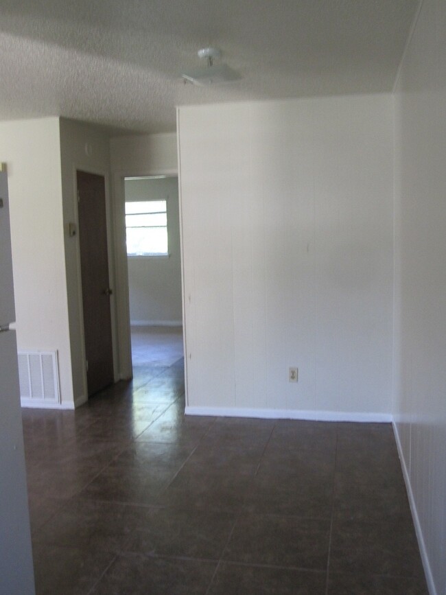 Building Photo - 305 E Avenue A