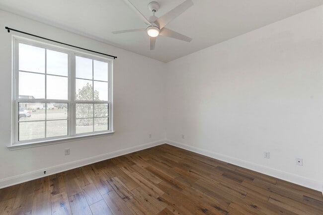 Building Photo - AVAILABLE NOW!