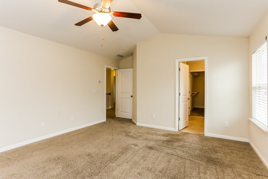 Building Photo - 90 Darbys Ave