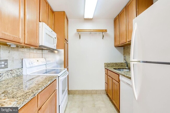 Building Photo - 1716 W Abingdon Dr