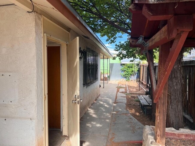 Building Photo - 816 Ortiz Dr SE