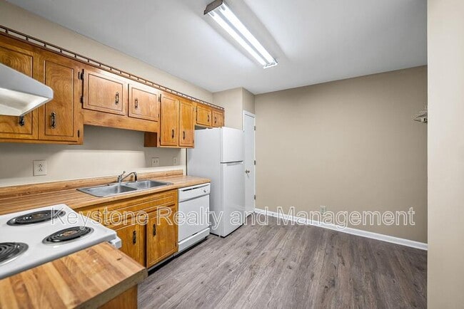 Building Photo - 704 Peachers Dr