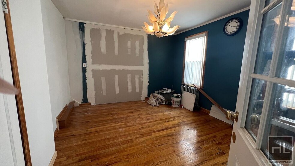 Building Photo - 687 E 46th St