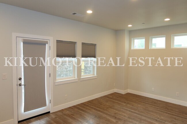 Building Photo - Modern & Elegant Tri-level home in the Riv...