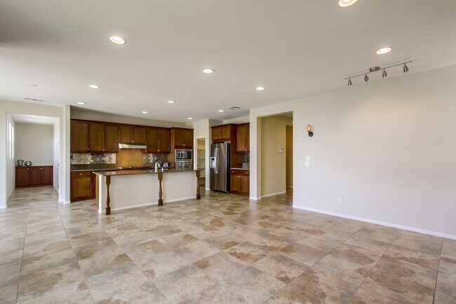 Building Photo - Beautiful Sky Ranch home with Spectacular Views!