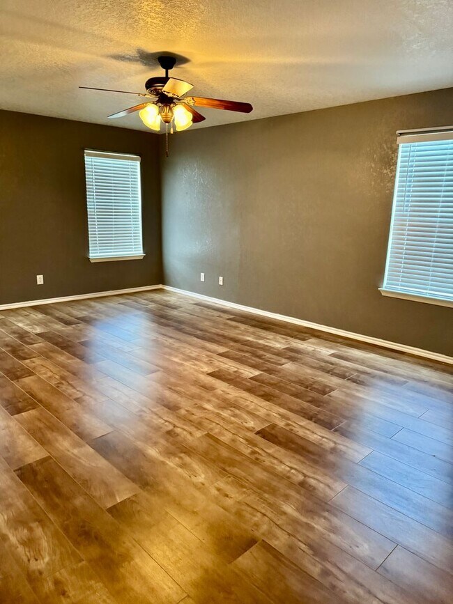 Building Photo - 204 Gatewood Oak