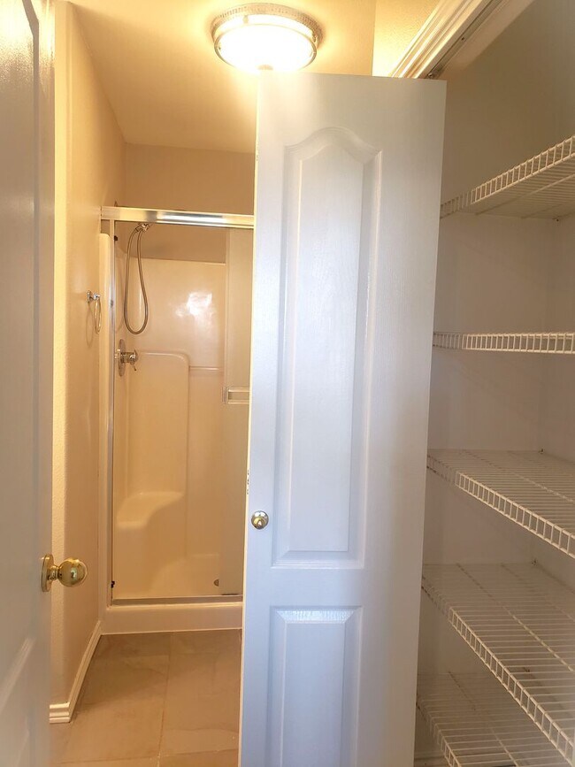 Building Photo - Large 3-bed Townhouse in Terwilliger South