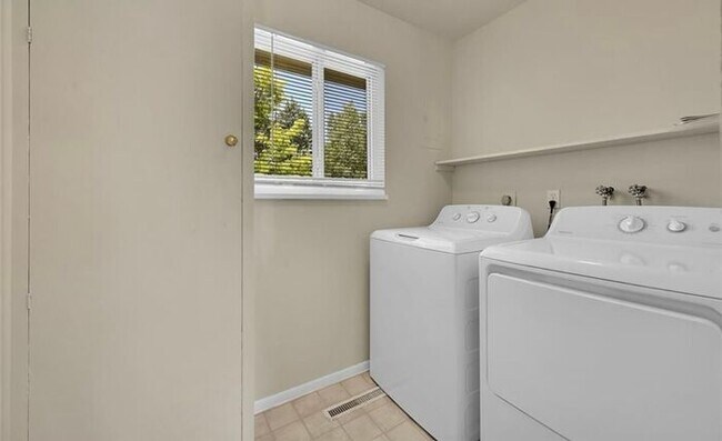 Building Photo - MOVE IN SPECIAL! 3-bedroom Rancher in Coun...