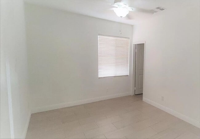 Building Photo - Hidden gem in prestigious community of Palm Desert - Convineant to access from everywhere.