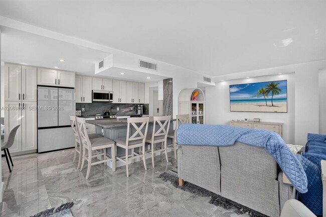 Building Photo - 3113 S Ocean Dr