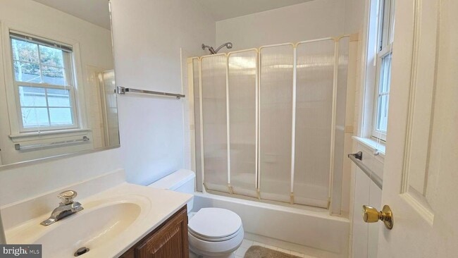 Building Photo - 10 Forest Brook Ct