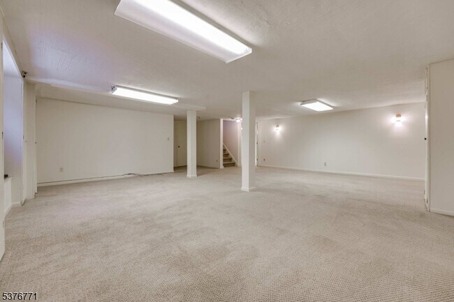 Building Photo - 17 Oxford Dr