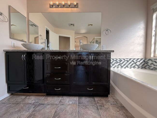 Building Photo - 1677 S Peppertree Dr