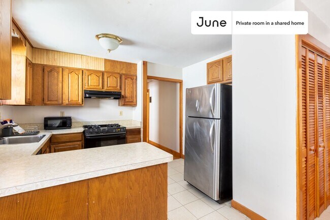 Building Photo - Room in Shared 5 bed/1 bath home