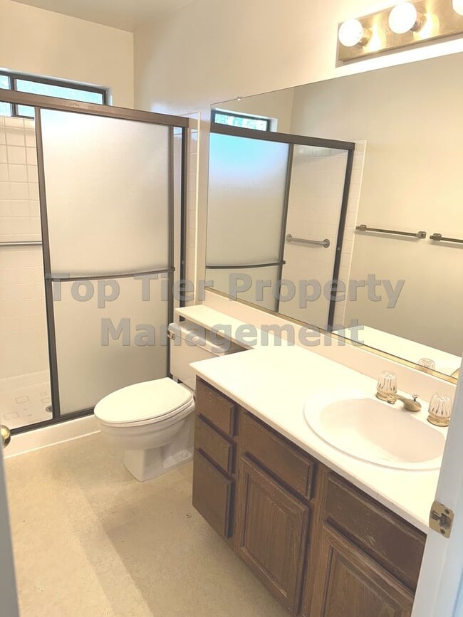 Building Photo - Very nice 2 bed, 2.5 bath, 1,178 sqft Walnut Creek Townhouse in desirable Main Chance Estates Dev...