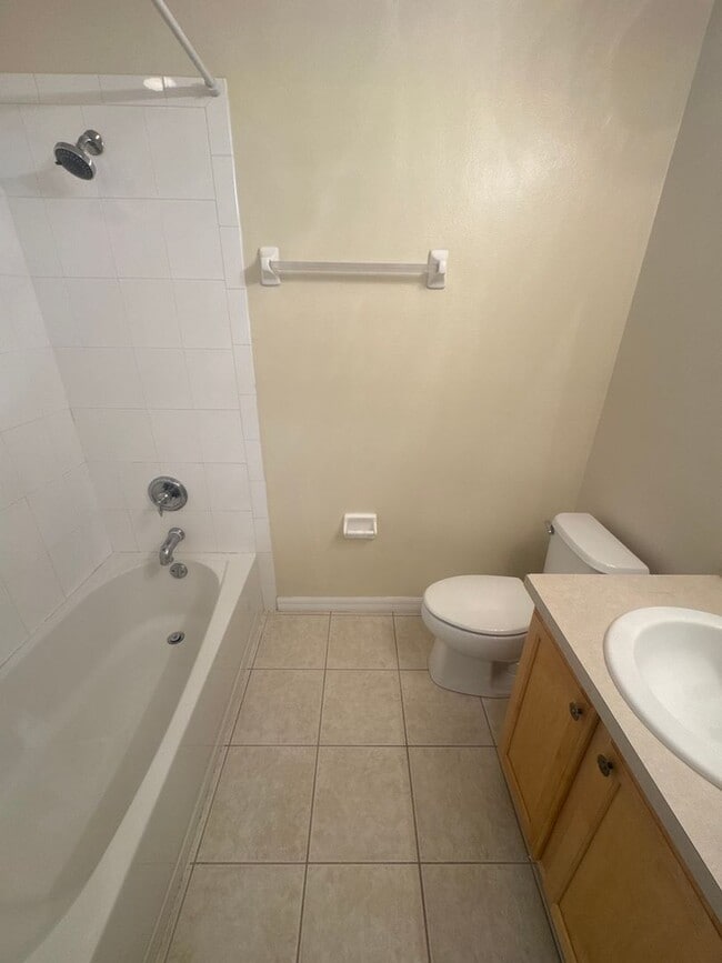 Building Photo - Lovely Large 5/4 Pool Home in West Haven