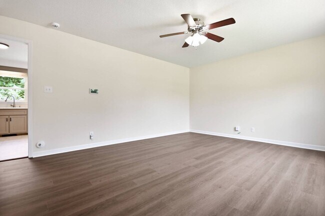 Building Photo - 1500 Sunshine Dr