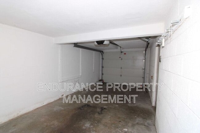 Building Photo - 1646 Raglan St