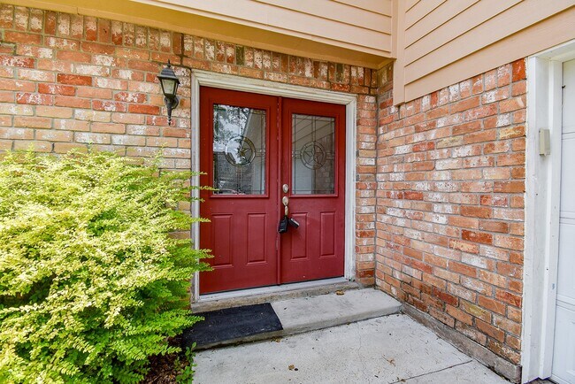 Building Photo - 2110 Hilton Head Dr