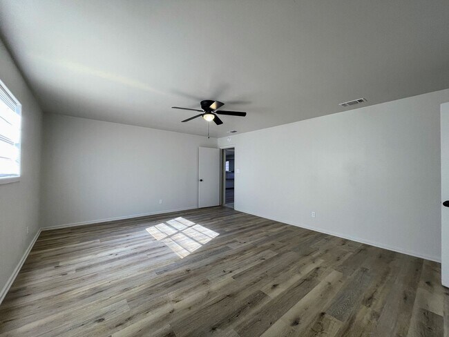 Building Photo - Cozy?Charm Meets Modern Luxury – Your Perfect Lamesa Retreat!