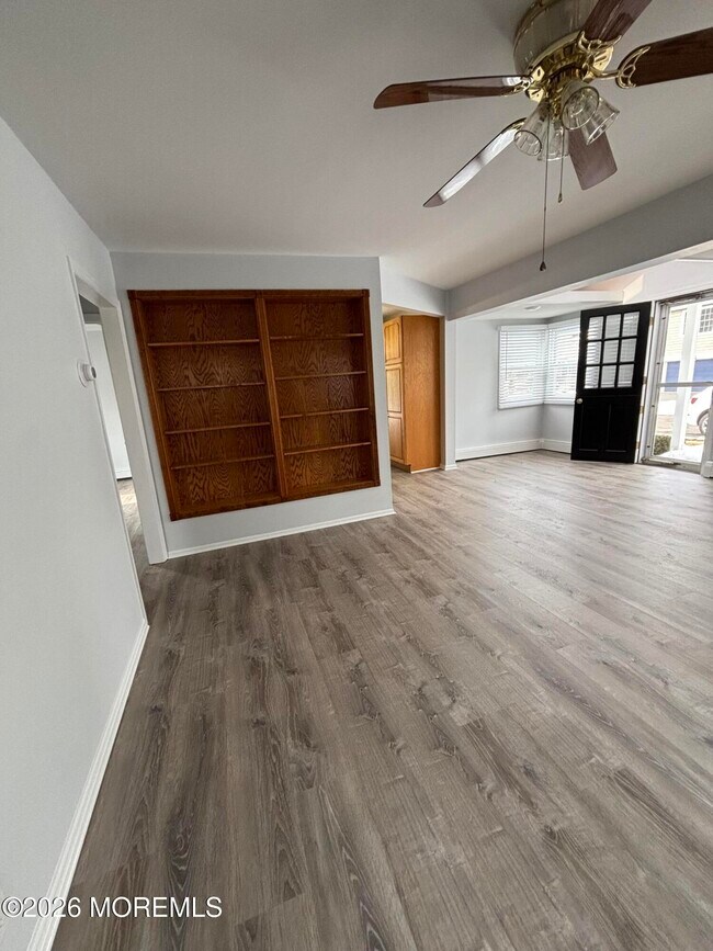 Building Photo - 507 Riverside Dr S