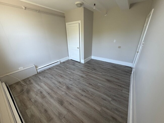 Building Photo - 423 Pelham St