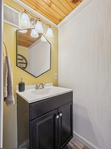 Building Photo - 108 Maple St