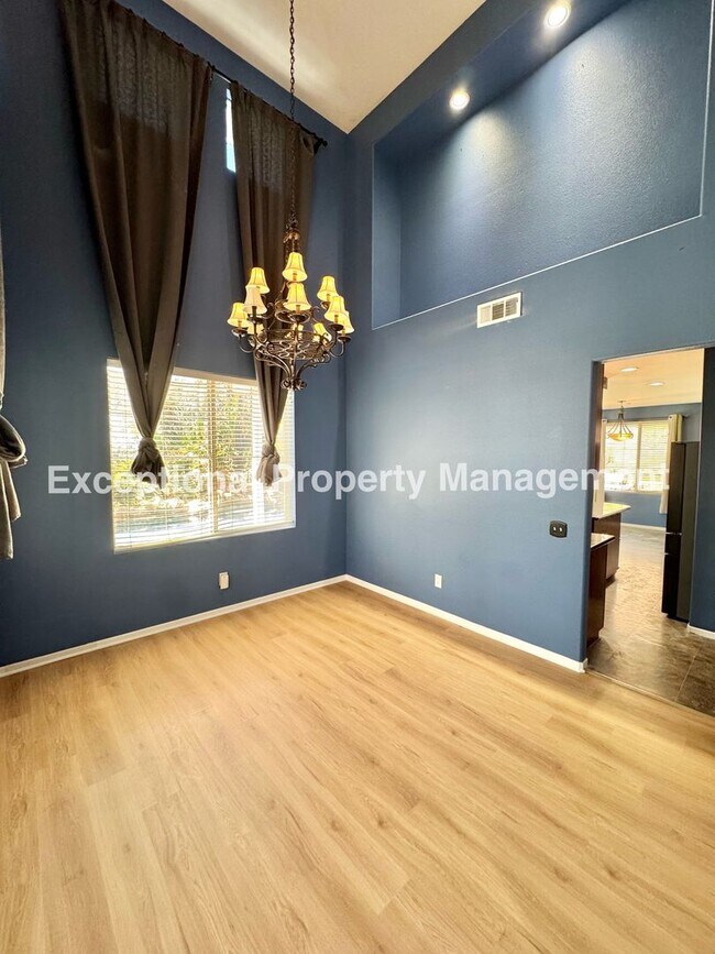 Building Photo - Ready to move in 4 bed 3 bath pool home