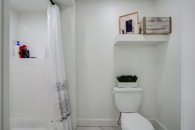 Building Photo - Beautifully Updated Home with Modern Ameni...