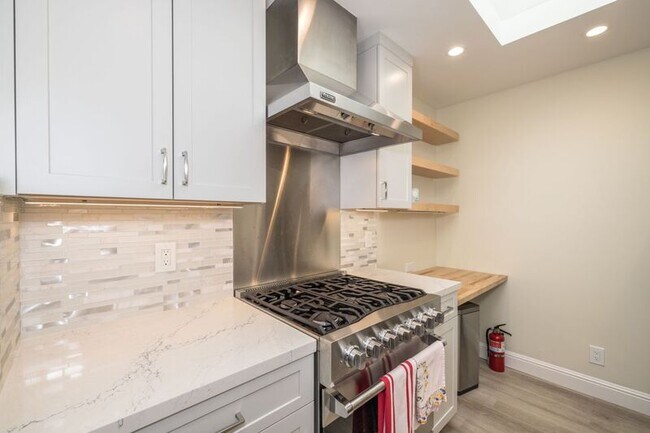 Building Photo - 1009 S Norfolk St