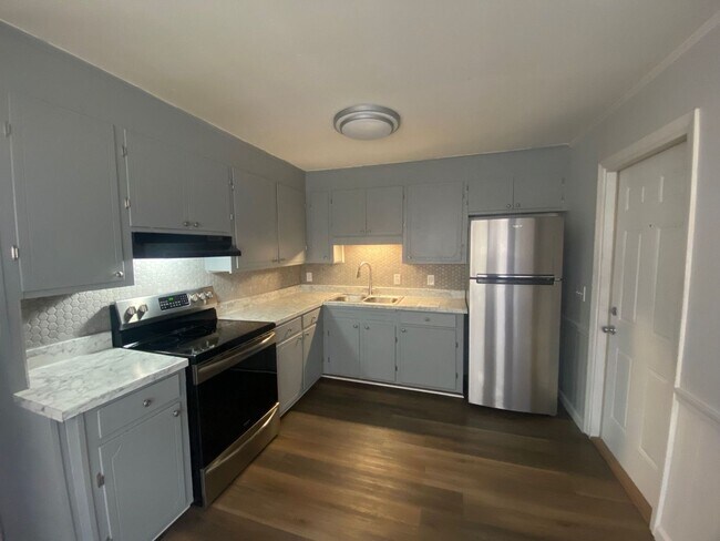 Building Photo - 221 Ramblewood Dr