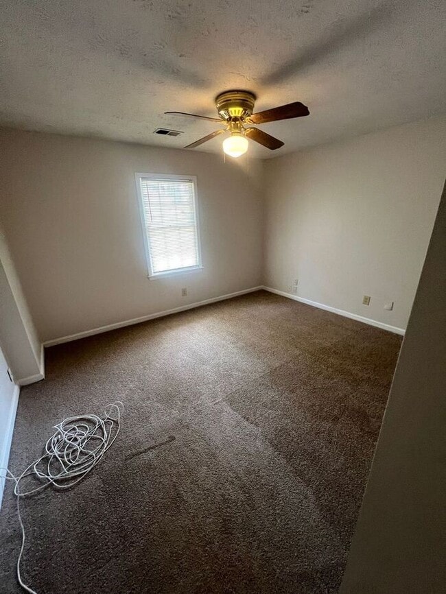 Building Photo - Beautiful 2 bedroom 2 bathroom ranch duplex Now Ready!