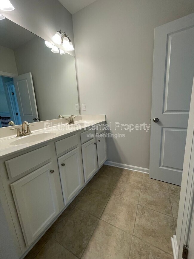 Building Photo - 1825 Dahlia Dr