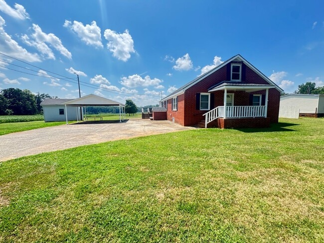 Building Photo - Very Nice Brick Home! Beautiful Country Se...