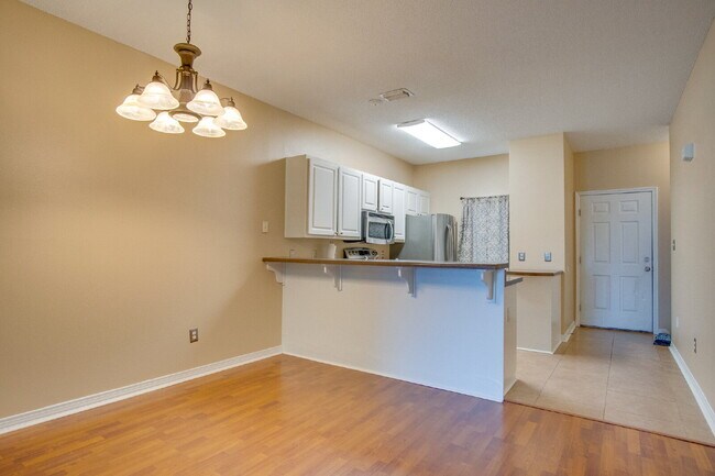 Building Photo - Santa Rosa 3/2.5 Townhome – Minutes from N...