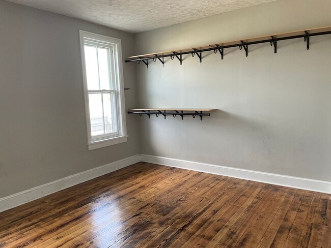 Building Photo - Beautifully Renovated Home in Columbia Bor...