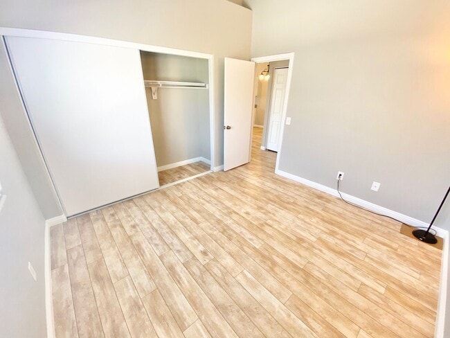 Building Photo - Spacious 2-bedroom corner unit with vaulted ceilings and open floorplan near Summerlin