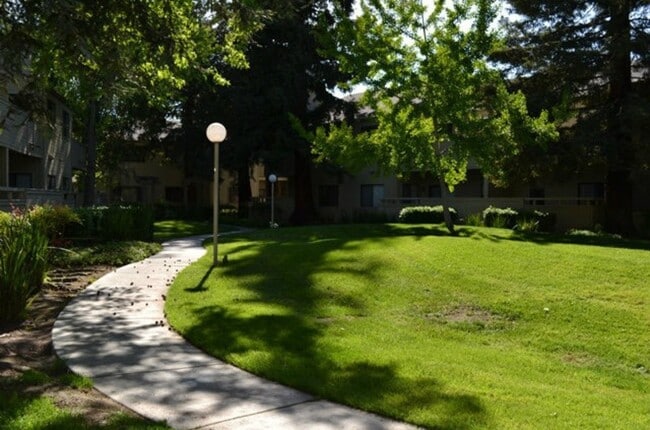 Building Photo - 2 bedroom 2 bath Condo in great neighborhood $3500