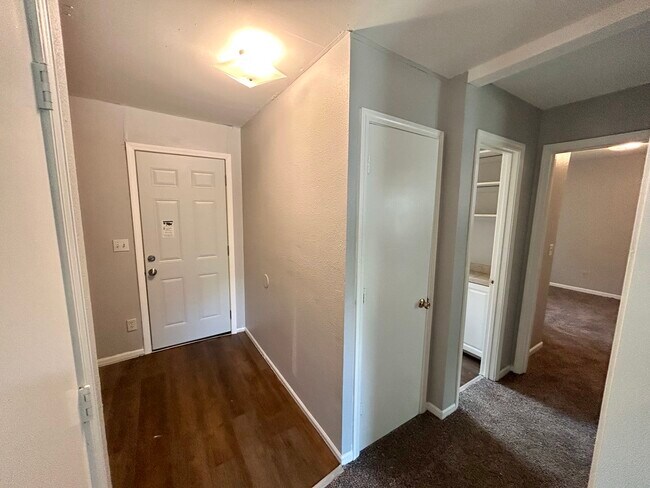 Building Photo - 8255 Lakeview Dr