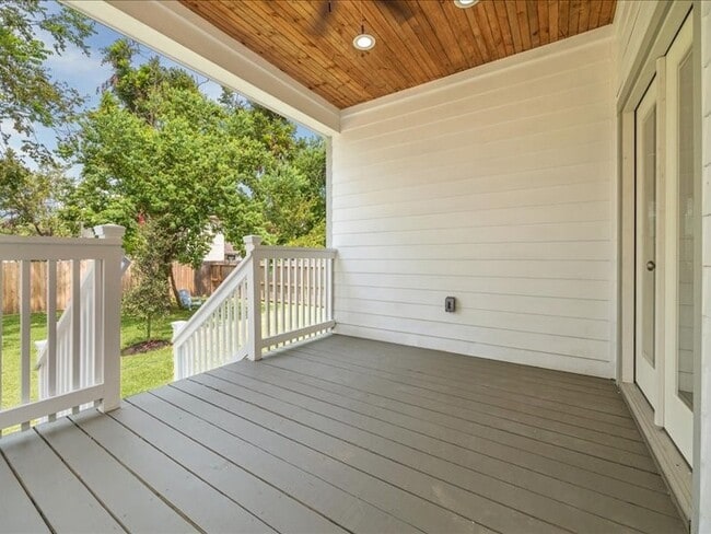 Building Photo - 915 E 37th St