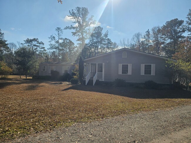 Building Photo - Lovely 3-Bedroom Home with Fenced Yard & R...