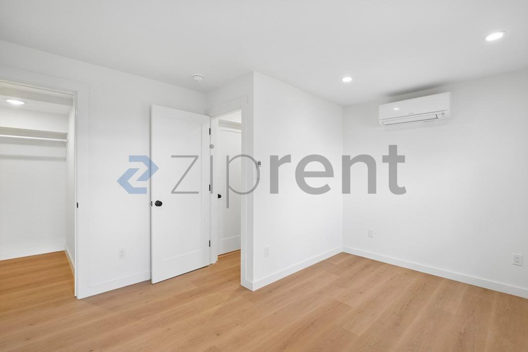 Building Photo - Unit D