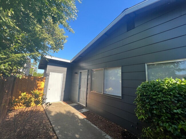 Building Photo - Cute One Bedroom Apartment in Central Medford | Available Mid December