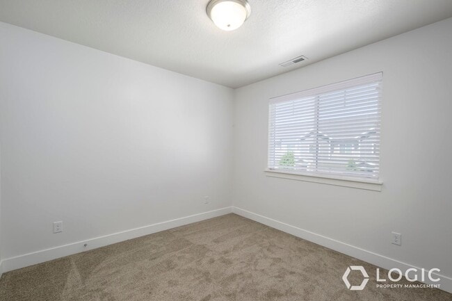 Building Photo - Beautiful Townhome in Lehi UT