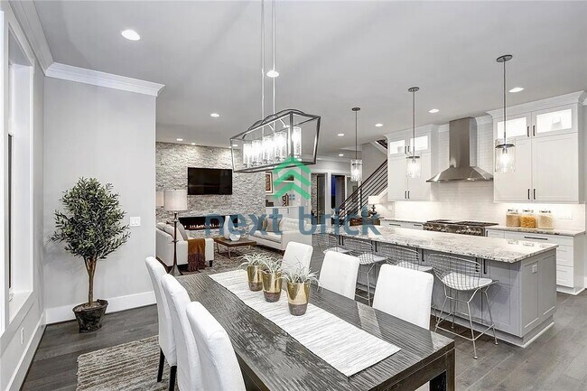 Building Photo - Luxurious 5-Bed, 5-Bath Oasis in Bellevue's Prime Location!