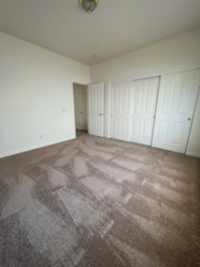 Building Photo - 4 Bedroom Located in Lamplight!