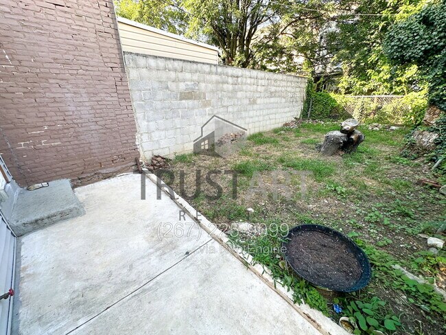Building Photo - 1867 E Wensley St