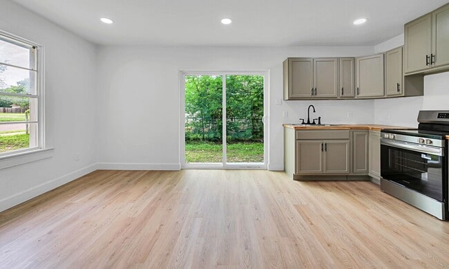 Building Photo - Newly remodeled 3 bedroom/2 baths coming s...
