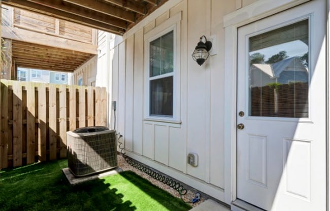 Building Photo - Spacious Summerwalk Townhome