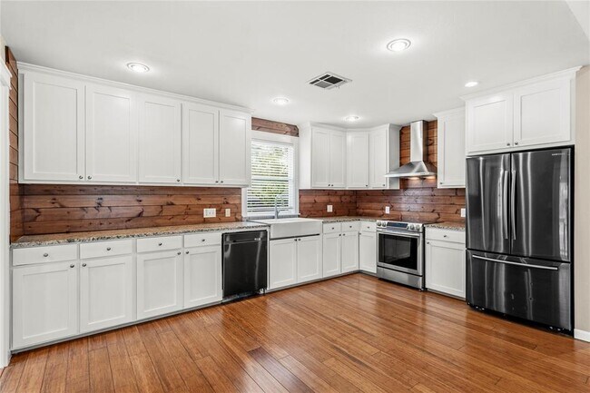 Building Photo - 18000 Lafayette Park Dr